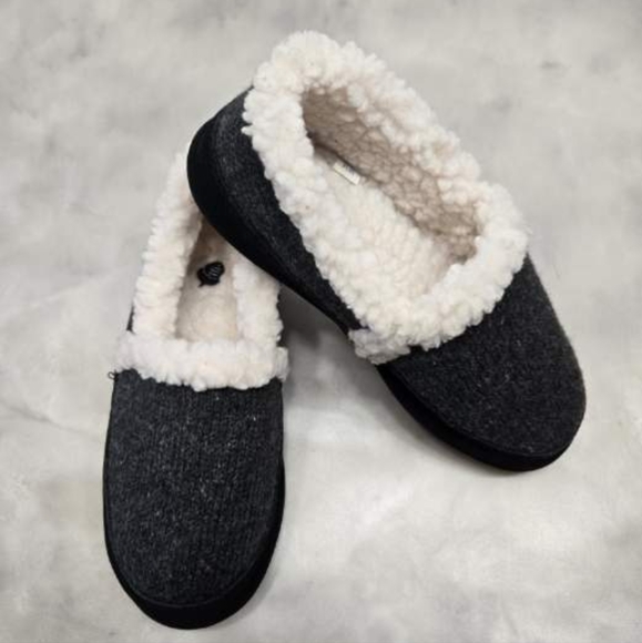 Acorn Shoes - Acorn Black/Gray Knit slip on with Faux Fur Slippers. Hard sole,  Size 6.5/7.5